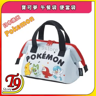 商品名稱： 日本進口 Pokemon (寶可夢) 午餐袋 便當袋

這款午餐袋的靈感源自《口袋妖怪》，配有方便的拉鍊和手柄。它在白色背景下展示了皮卡丘和其他角色，並以紅色突出，並用外語文字以及“Pokemon”和“T9 Store”字樣突出顯示。