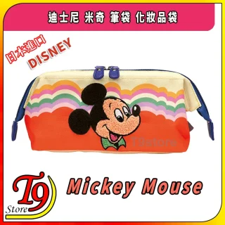 一個充滿活力的迪士尼(米奇)化妝品袋，日本進口，以微笑的米奇老鼠、彩虹條紋、藍色拉鍊和中文及日文宣傳文字為特色。Product: 超大號筆袋/化妝品袋.