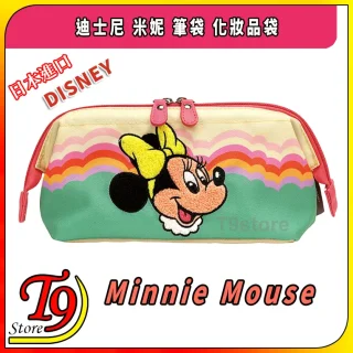 這款日本進口的 Disney (迪士尼) Minnie (A) 超大號隨身小包，以粉色為主調，有一個大大的米妮老鼠與黃色蝴蝶結、粉色拉鍊、彩虹條紋，以及中英文「Disney」與「Minnie Mouse」字樣。.