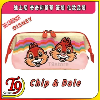 長方形 Disney Chip & Dale (日本進口迪士尼奇奇和蒂蒂A) 超大購物袋，米色上蓋、粉紅色下蓋、彩虹條紋、繡有奇奇和蒂蒂的臉孔、紅色拉鍊，以及包含商店品牌的多國語言文字。.