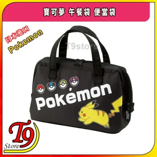 日本進口 Pokemon (寶可夢) 午餐袋 便當袋，黑色設計有皮卡丘和四顆精靈球，並印有白色「Pokémon」字樣。附提把和拉鍊，背景為白底彩色邊框與文字。.
