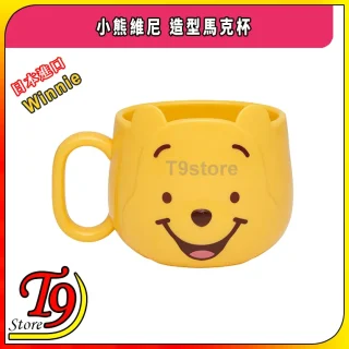 日本進口 Winnie (小熊維尼) 造型馬克杯的特色是一個黃色的圓形馬克杯，形狀像小熊維尼的笑臉，有耳朵和把手，展示在白色背景上，有彩色邊框和中文文字。.