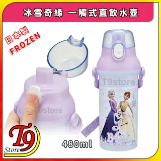 日本製的 480 毫升兒童專用冰雪奇緣水瓶，有 Elsa、Anna 和 Olaf 設計、翻蓋、一按即開按鈕和肩帶。標有日本和 Frozen 品牌。.